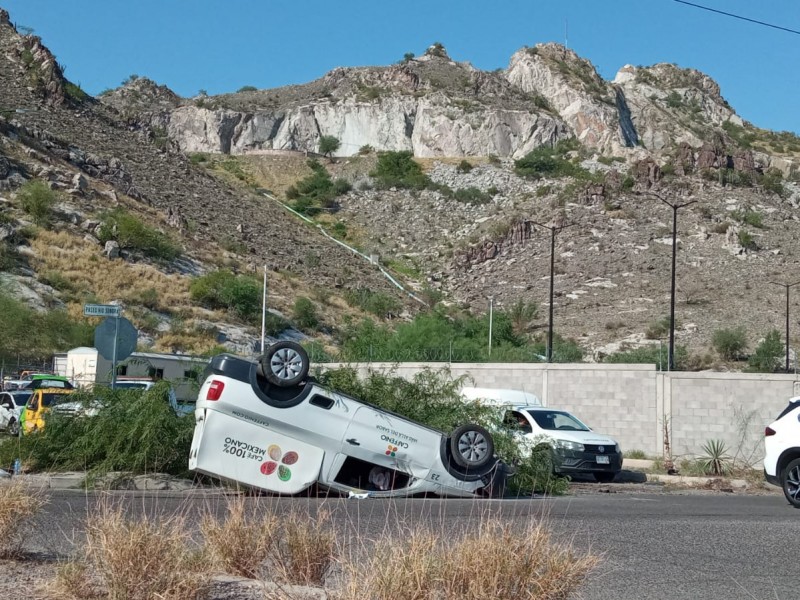 Vuelca vehículo al sur de la ciudad