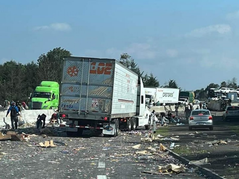 Vuelca vehículo con dulces y rapiñeros hacen de las suyas