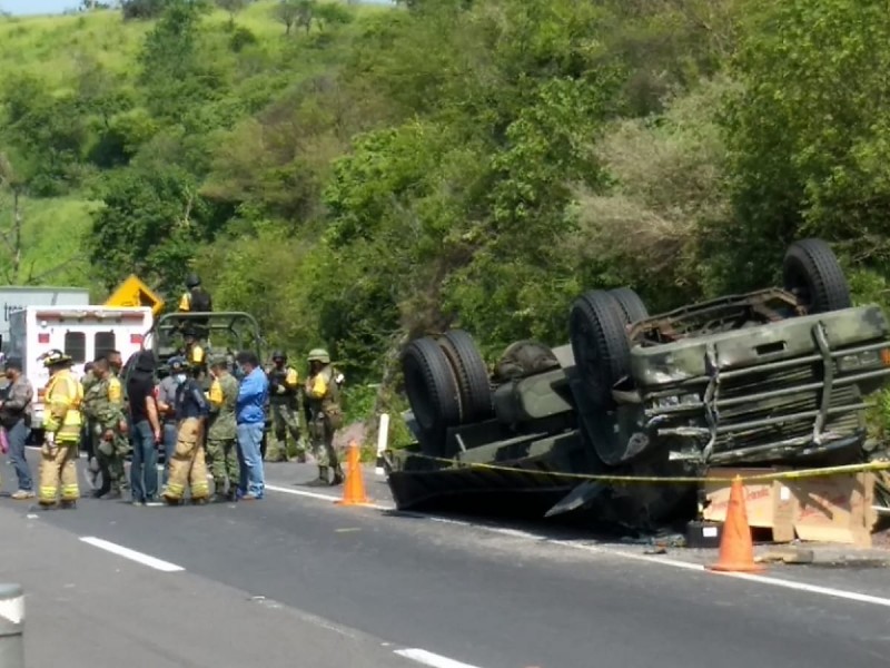 Vuelca vehículo de la SEDENA en Plan de Barrancas