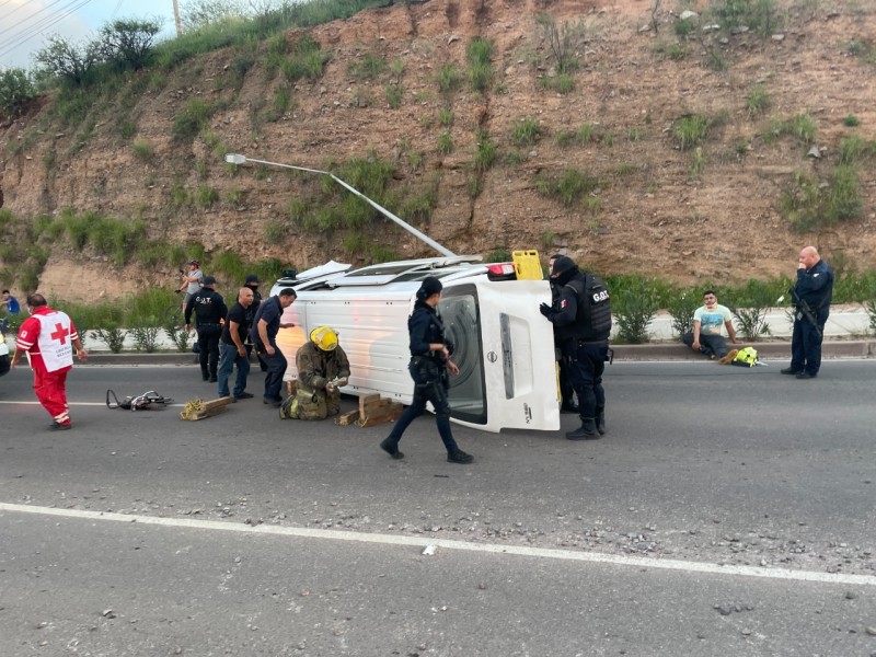 Vuelca vehiculo de transporte de personal, hubo tres lesionados