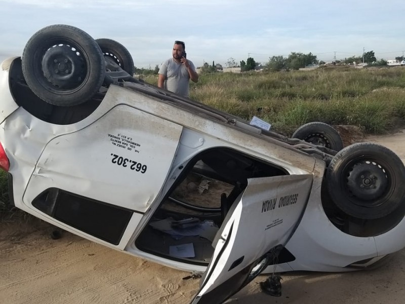 Vuelca vehículo por alta velocidad