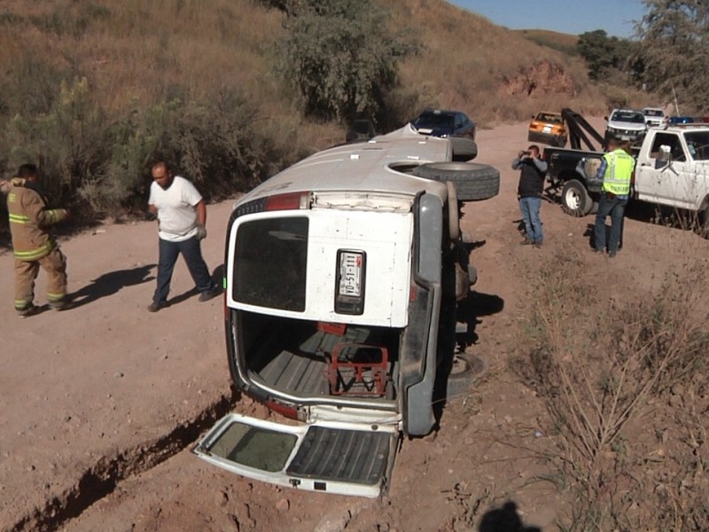 Vuelca vehículo por circular en exceso de velocidad