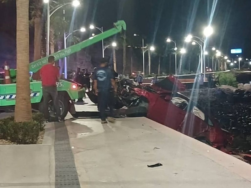 Vuelca vehículo tras conducir a exceso de velocidad