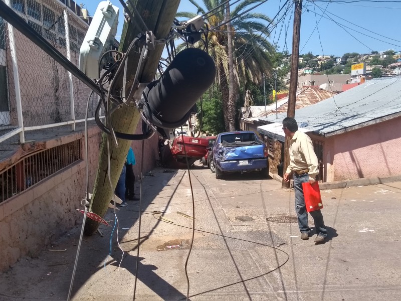 Vuelca vehículo tras fallarle sistema de frenos