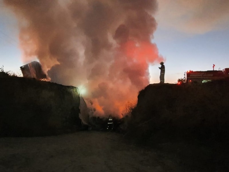 Vuelca camión de carga y se incendia