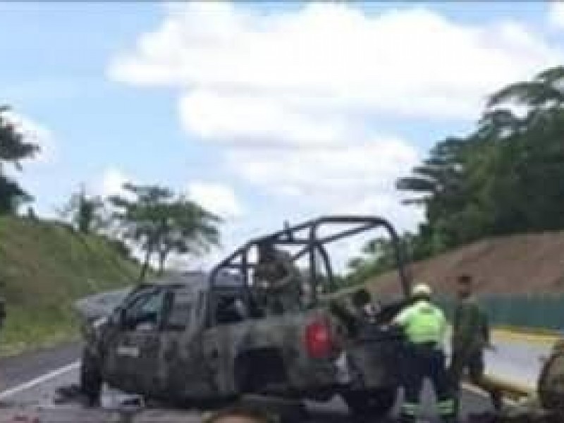 Vuelcan militares por trampa de troncos en autopista