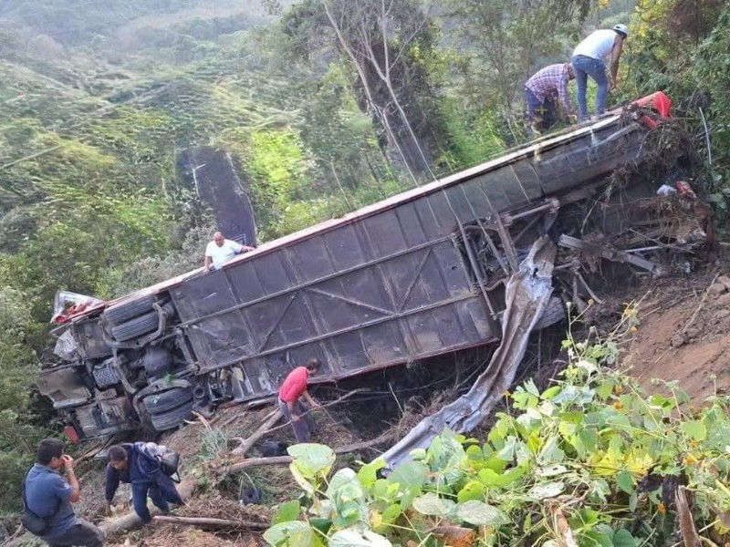 Vuelca autobús ADO con dirección a Puerto Escondido