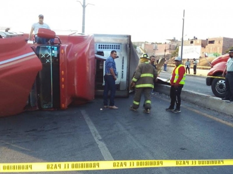 Vuelca camión que transportaba 22 toneladas de ajo y chile