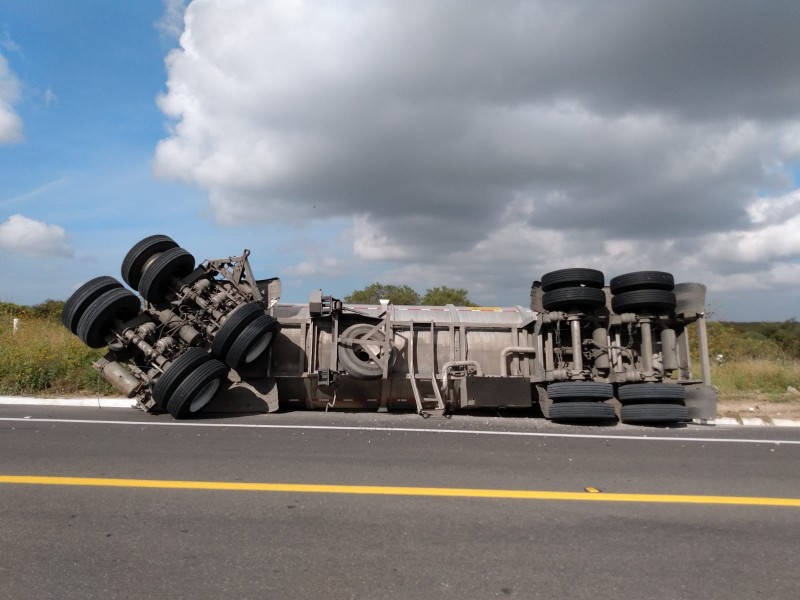 Vuelca pipa de gasolina en autopista a Aguascalientes