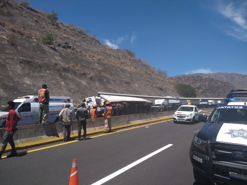 Vuelca tractocamión en autopista Guadalajara-Tepic