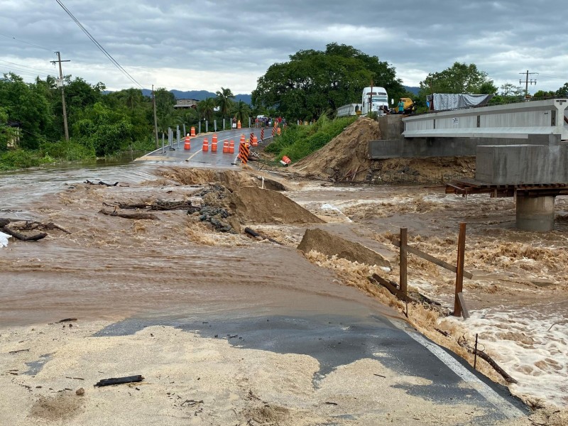 Vuelve a cortarse la carretera en El Tuzal en Petatlán