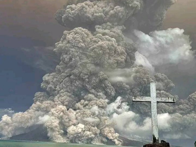 Hace erupción el volcán de Ruang en Indonesia