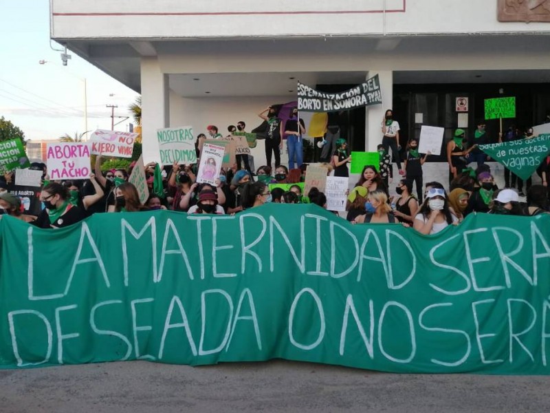 Vuelve polémica por tema de legalización del aborto