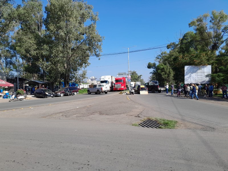 Vuelven a bloquear en Jiquilpan, esperan hablar con autoridades