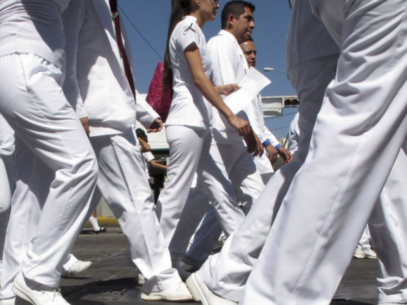 Vuelven a clínicas pasantes de medicina