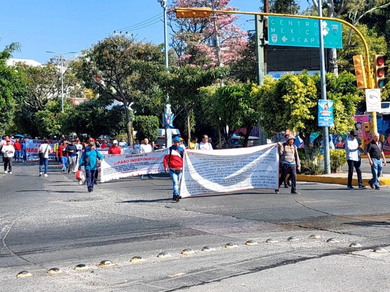Vuelven a marchar maestros de Educación Física en Chilpancingo
