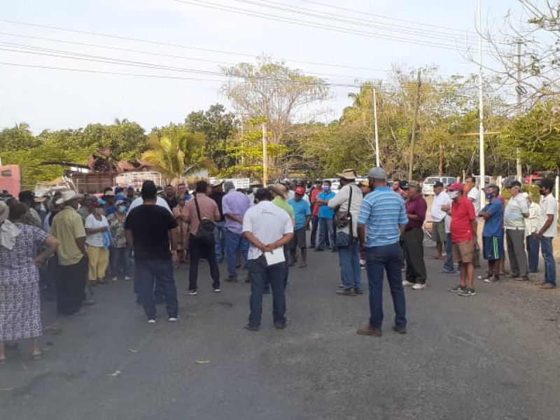 Vuelven a protestar ejidatarios en termoeléctrica de Petacalco por contaminación