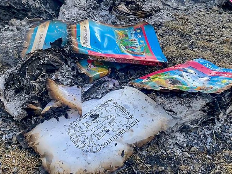 Vuelven a quemar libros SEP en Chiapas