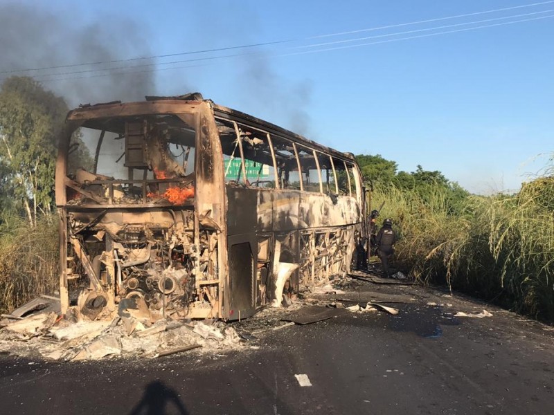 Vuelven a quemar vehículos en Petatlán