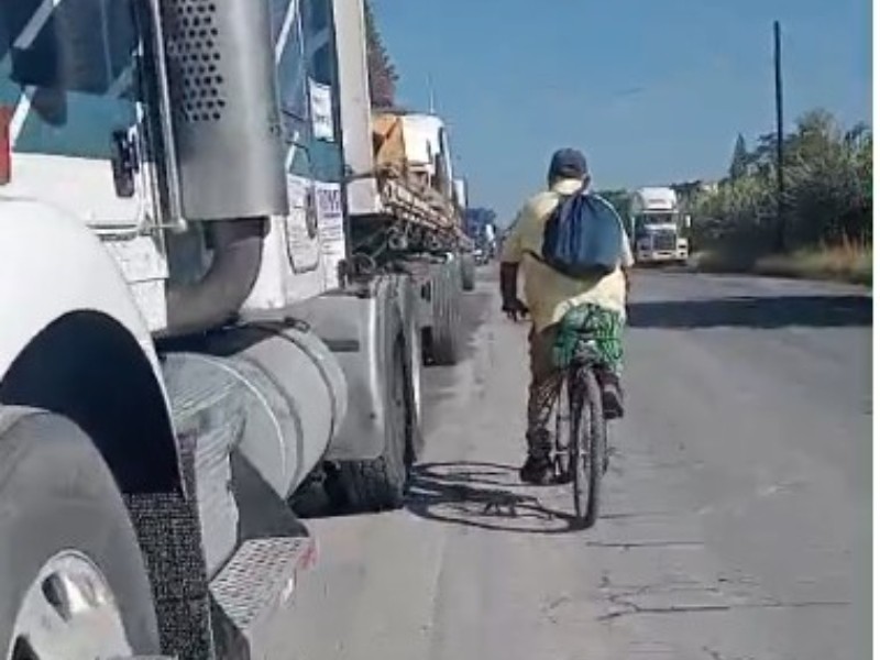 Vuelven exhibir invasión de ciclopista, van 16 infracciones