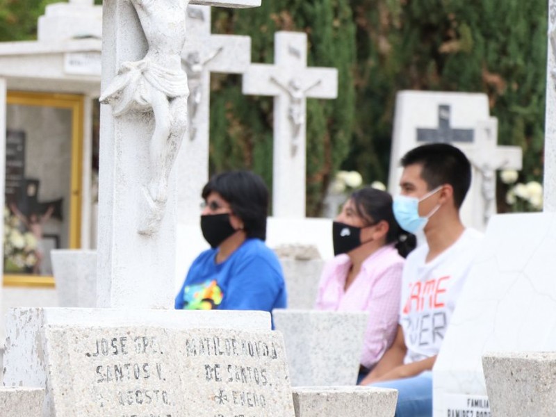 Vuelven las visitan a panteones en día de las madres