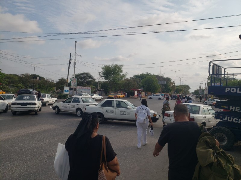 Vuelven los bloqueos; taxistas de Juchitán exigen mejoramiento de carreteras