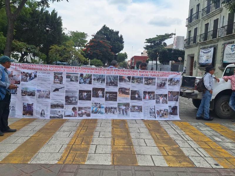 Víctimas del conflicto de 2006 bloquean vialidades y exigen justicia federal