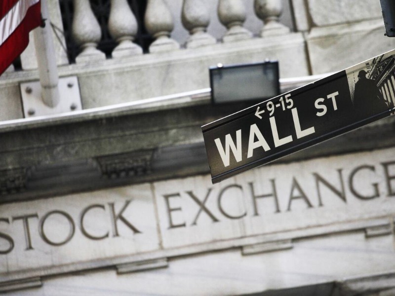 Wall Street sorprende con ganancias tras caída del petróleo