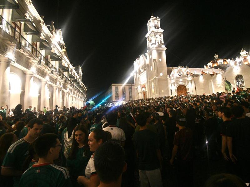 Xalapa estalla en festejos tras triunfo de México sobre Ecuador