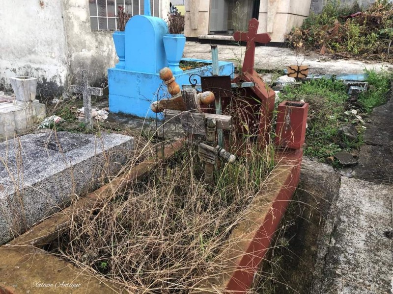 Xalapeños abandonan tumbas de sus familiares en panteones municipales