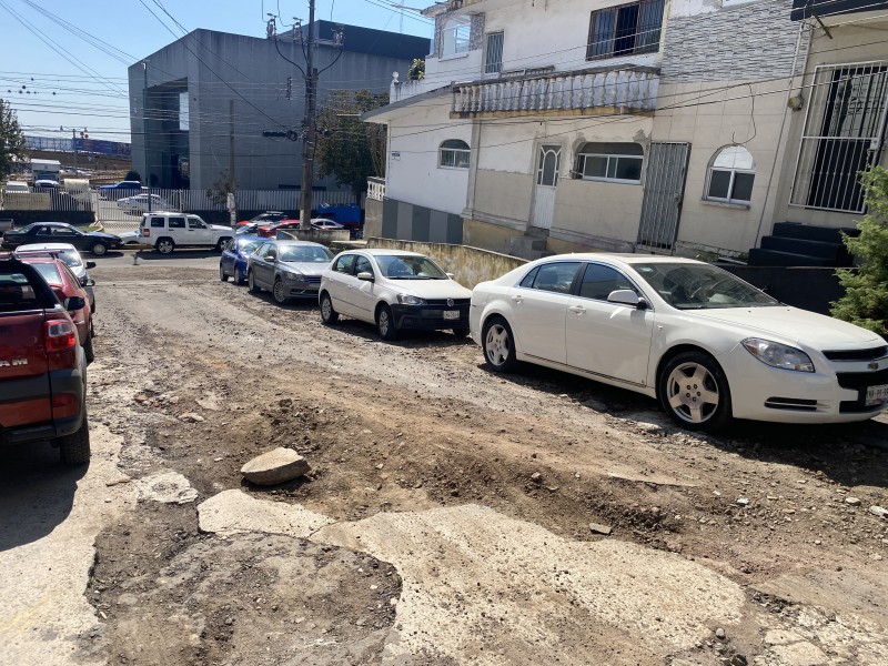 Xalapeños denuncian calle en graves condiciones