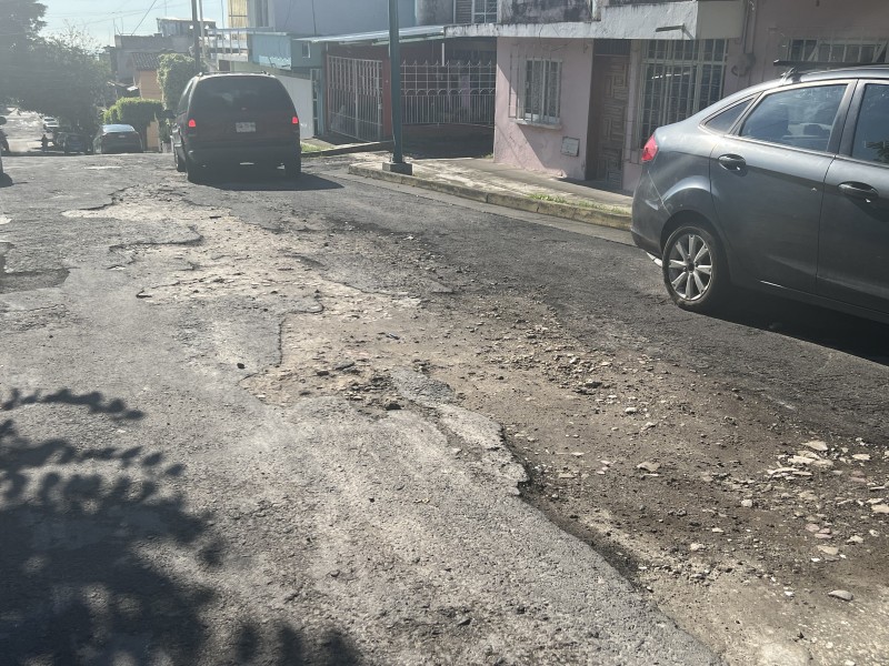 Xalapeños denuncian calle en mal estado, acusan falta de atención