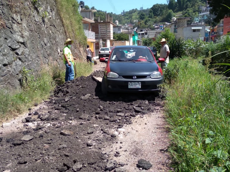 Xalapeños denuncian mal estado de calle Arroyo Papas