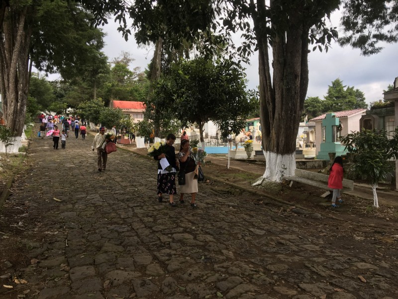 Xalapeños mantienen vivas tradiciones del Día de Muertos