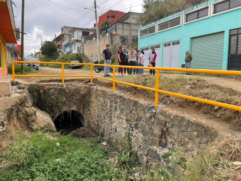 Xalapeños necesitan un colector  y ayuntamiento instaló un barandal