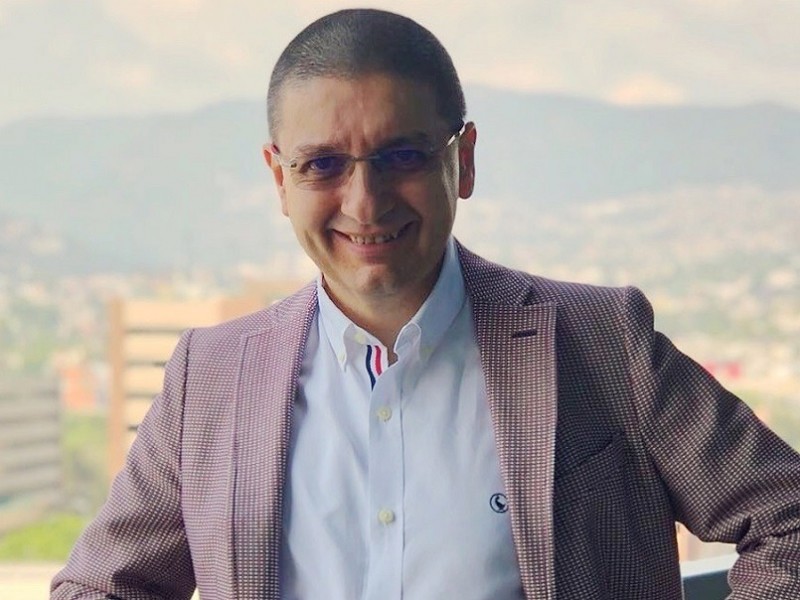 Xavier Tello presentó su libro 