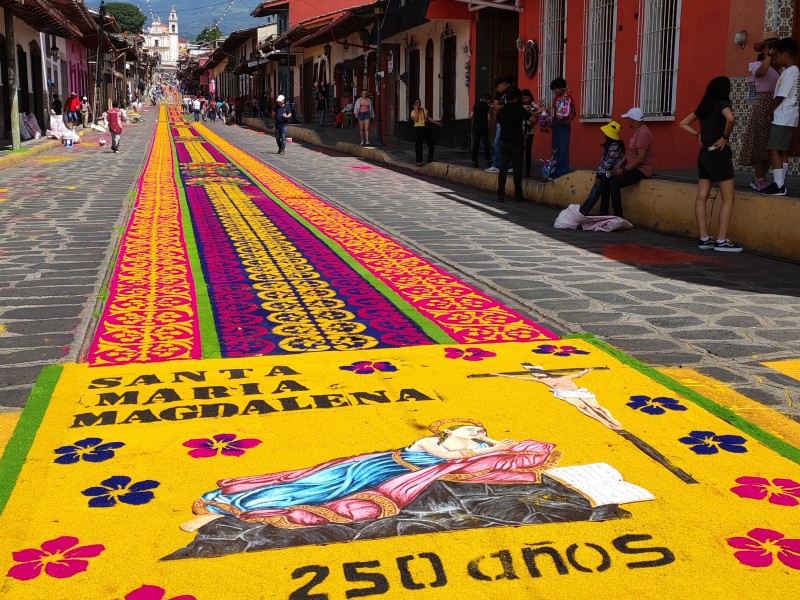 Xico se vistió multicolor con tradicional alfombra de aserrín