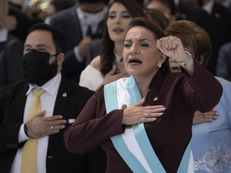 Xiomara Castro asume presidencia de una Honduras pobre y migrante
