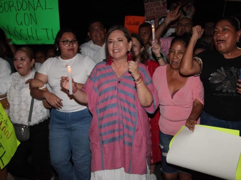 Xóchitl Galvez inicia campaña con damnificados de Coyuca