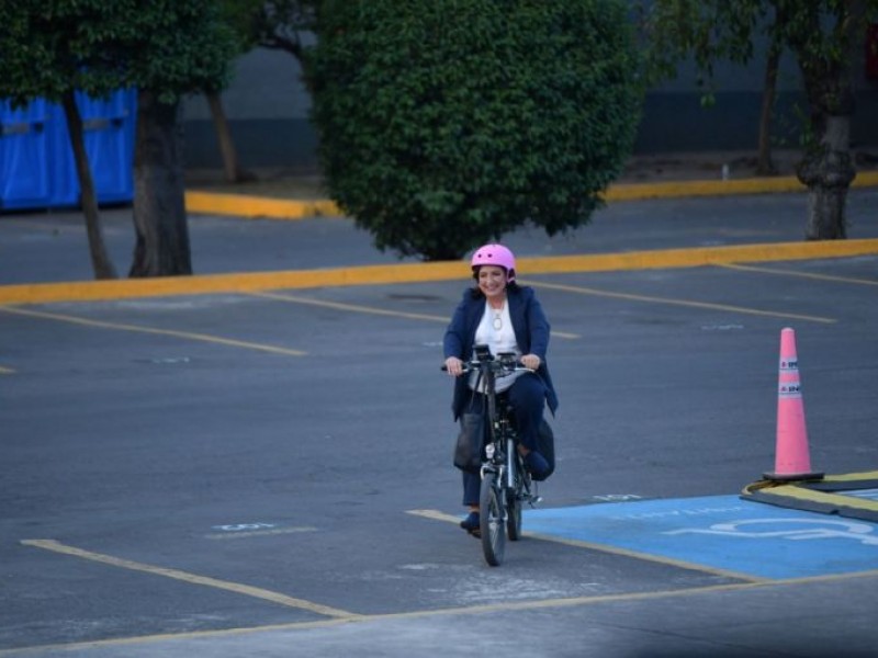 Xóchitl Gálvez llega en bici al debate presidencial
