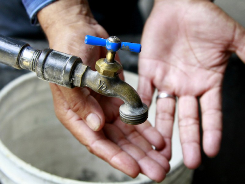 Ya casi un mes sin agua