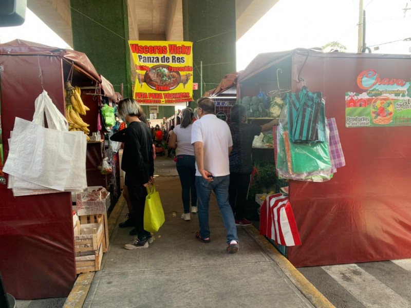 Ya se instalaron locatarios en carpas colocadas por Gobierno