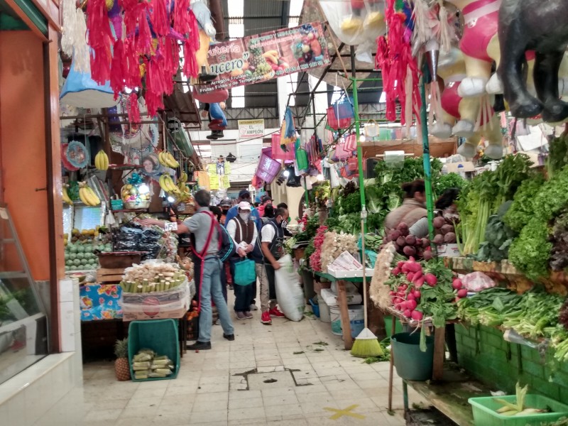 Ya sé observan aglomeraciones en los mercados de Toluca