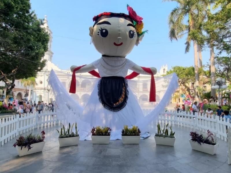 Ya tiene nombre la muñeca jarocha del zócalo