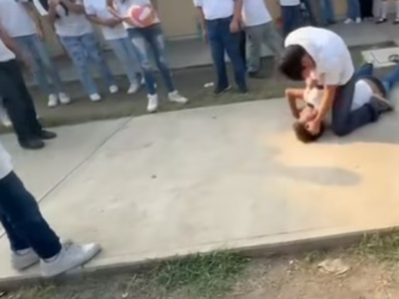 ¡Ya, ya suéltale uno!, alumnos prefieren grabar que detener la pelea ¡Ya, ya suéltale uno!, alumnos prefieren grabar que detener la pelea