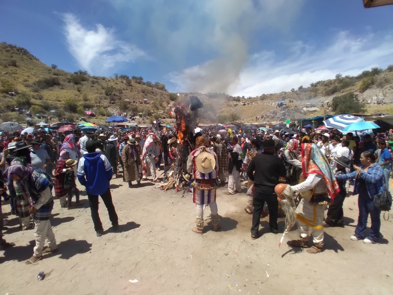 Yaquis realizan quema de máscaras en el Coloso Alto