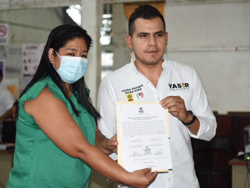 Yasir Deloya recibe constancia de mayoría como presidente electo