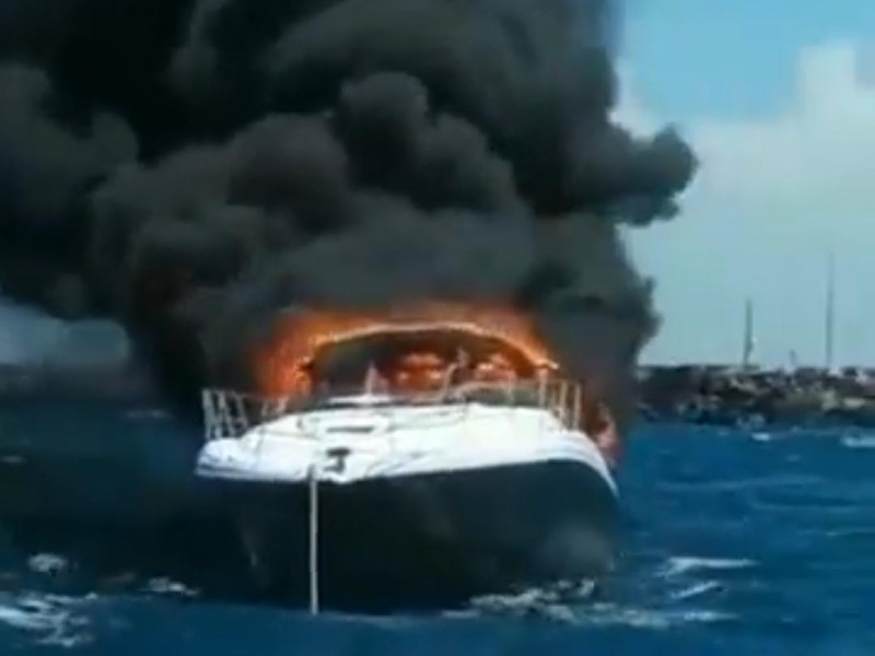 Yate se incendia en Puerto Pogreso Yucatan