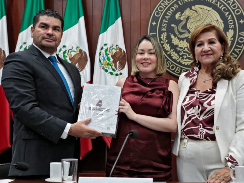 Yeraldine Bonilla entrega documento con Informe de Gobierno del gobernador al Congreso