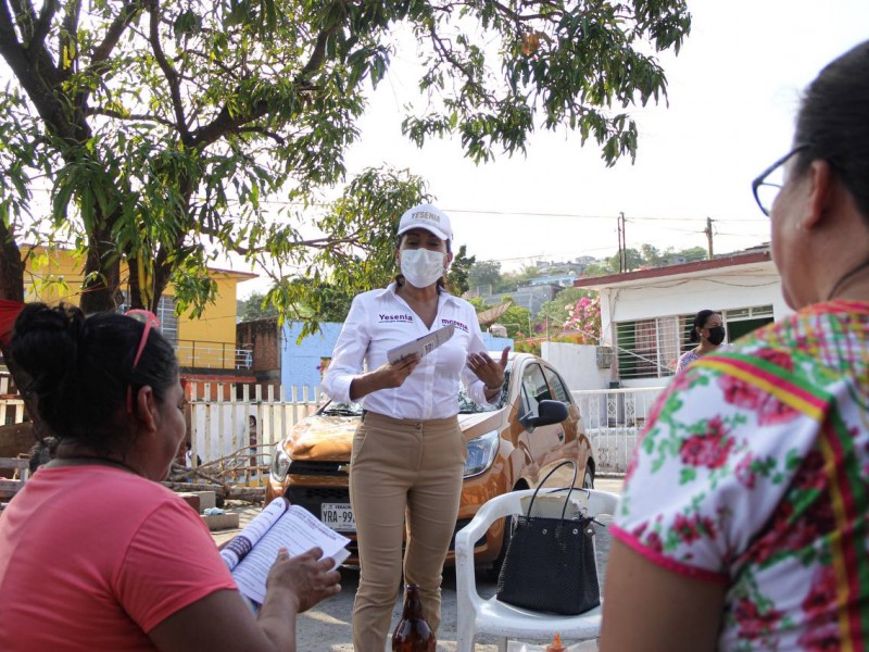 Yesenia Nolasco conoce necesidades de vecinos en Salina Cruz